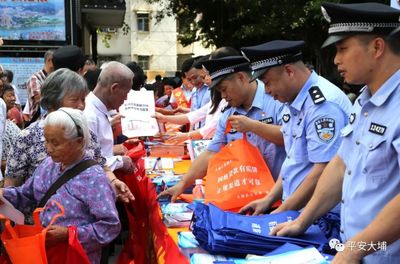 洲瑞鎮(zhèn)最大工廠門口聚集民警引發(fā)關(guān)注，工人圍觀健身休閑活動